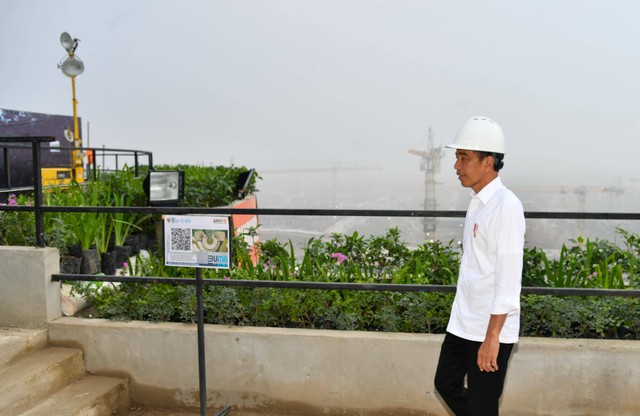 Presiden Jokowi meninjau perkembangan pembangunan Kantor Presiden di IKN. Foto: Vico - Biro Pers Sekretariat Presiden