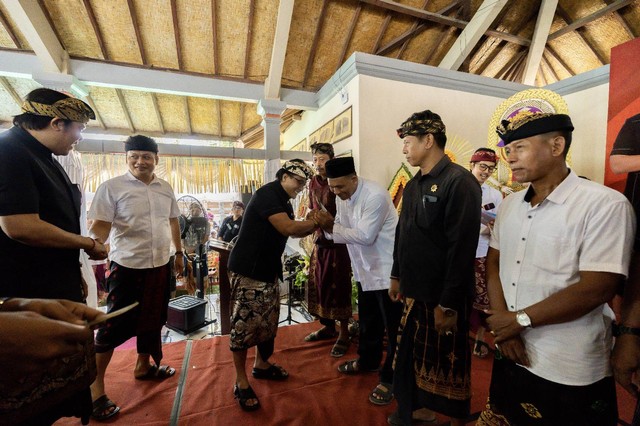 Bupati Badung Giri Prasta menyerahkan dana hibah ke Buleleng, Rabu (1/11). Foto: Dok. Pemkab Badung