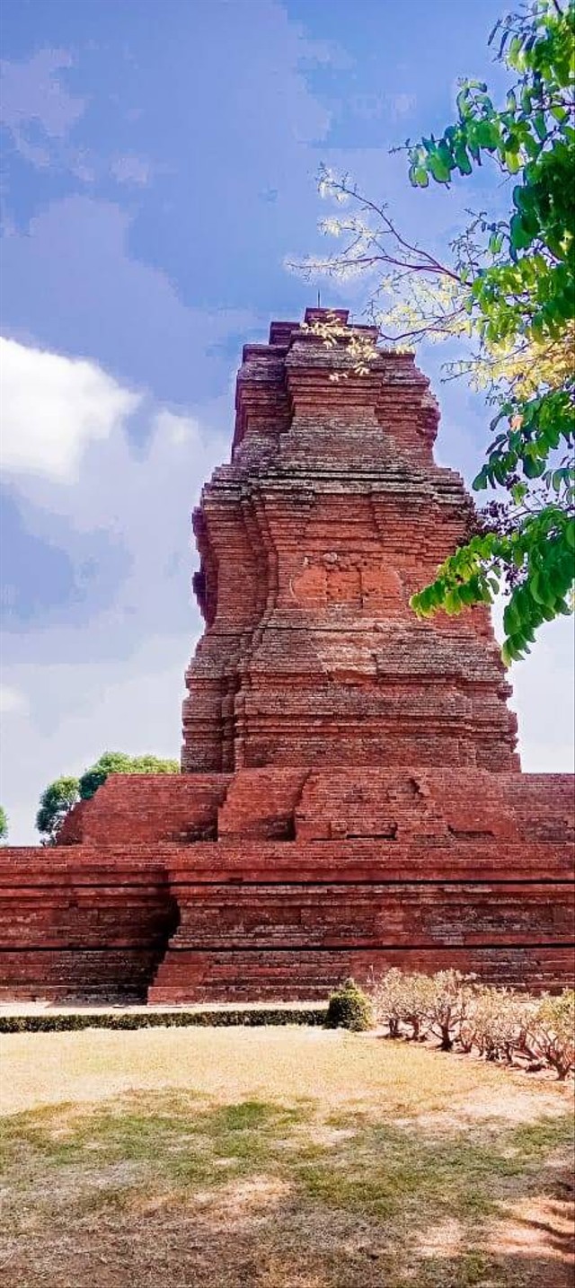 Candi brahu/ gambar diambil oleh Putri Rahayu Lestari