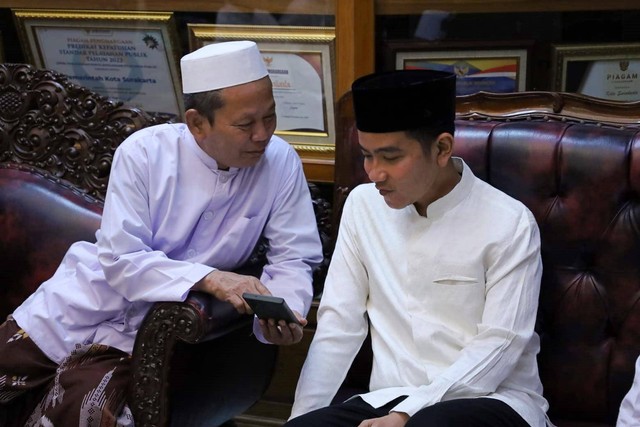 Guru Ngaji Jokowi, Gus Karim, bersama Wali Kota Solo Gibran Rakabuming Raka. Foto: kumparan