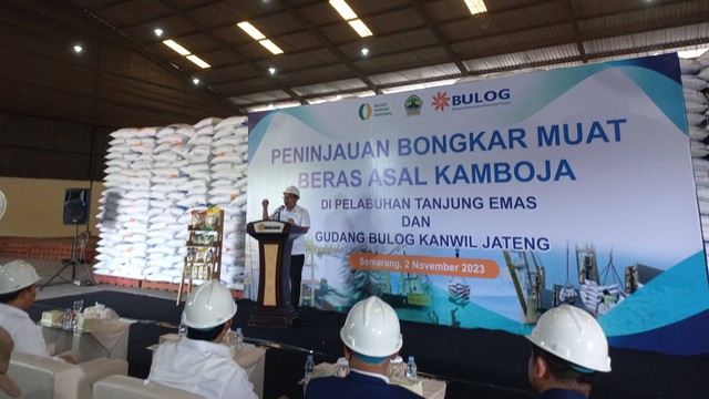 Beras impor asal Kamboja tiba di Gudang Bulog Semarang. Foto: Intan Alliva/kumparan
