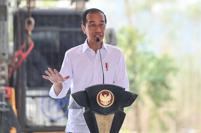 Presiden Joko Widodo menyampaikan pidato saat ground breaking kompleks perkantoran Bank Indonesia di Ibu Kota Nusantara, Penajam Paser Utara, Kalimantan Timur, Kamis (2/11/2023). Foto: Hafidz Mubarak A/Antara Foto