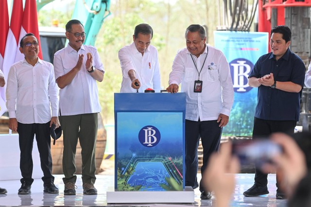 Presiden Joko Widodo (tengah) bersama Gubernur Bank Indonesia Perry Warjiyo (kedua kanan) didampingi Kepala Otorita IKN Bambang Susantono (kedua kiri) Menteri BUMN Erick Thohir (kanan) Mensesneg (kiri) menekan tuas saat ground breaking. Foto: Hafidz Mubarak A/Antara Foto