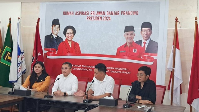 Jubir TPN Ganjar-Mahfud dalam konpers terkait visi misi di Rumah Aspirasi Relawan Ganjar, Jalan Diponegoro, Kamis (2/11/2023). Foto: Annisa Thahira Madina/kumparan