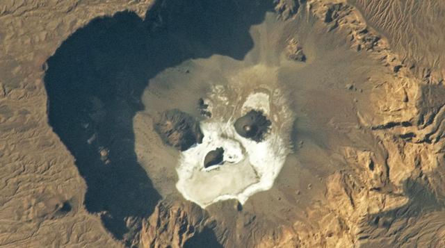 NASA telah menangkap fitur berbentuk tengkorak di kaldera raksasa di Gurun Sahara. Foto: NASA Earth Observatory