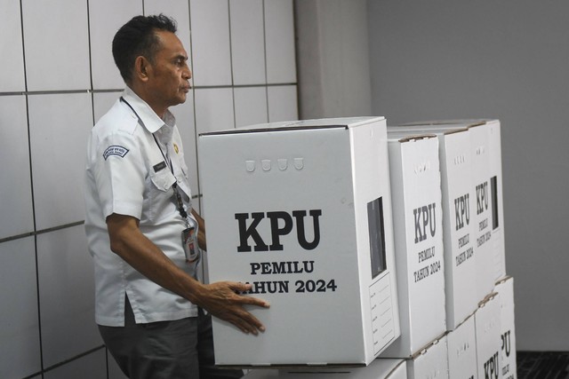Petugas KPU Jakarta Pusat memindahkan kotak suara Pemilu 2024 di Gudang KPU Jakarta Pusat, Sawah Besar, Jakarta, Kamis (2/11/2023). Foto: Aditya Pradana Putra/ANTARA FOTO
