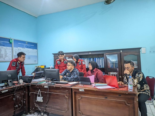 TIm Supervisi Sub Dir Adm Pembinaan dan Evaluasi Dirbinapilatkerpro sedang memberikan pengaran kepada ASN Lapas Bengkulu. Dok Humas Lapas Bengkulu