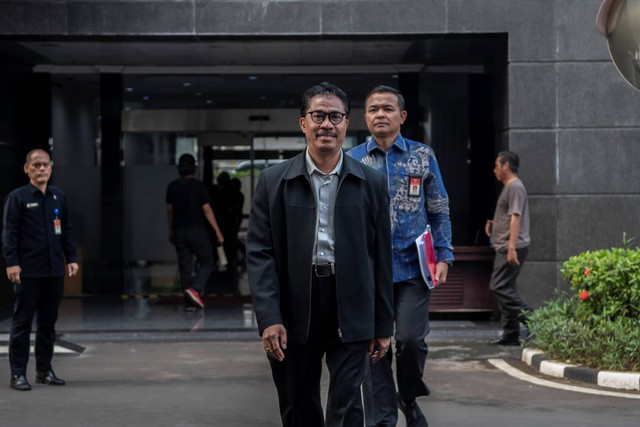 Hakim Konstitusi Daniel Yusmic Pancastaki Foekh berjalan menuju Gedung II Mahkamah Konstitusi (MK) di Jakarta, Kamis (2/11/2023). Foto: Bayu Pratama S/ANTARA FOTO