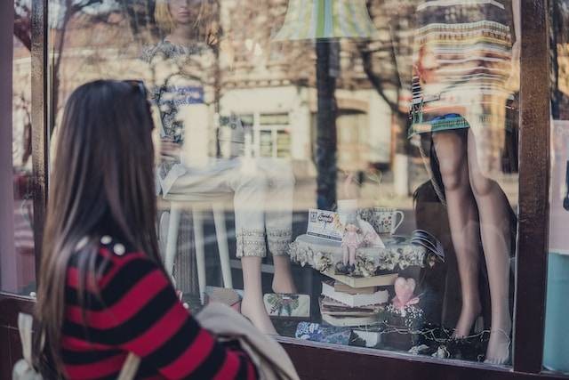 Ilustrasi Window Shopping. Foto: dok. Unsplash/George Bakos