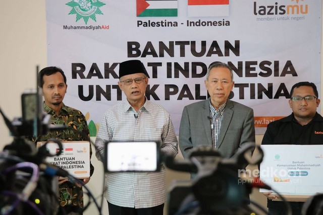 Pimpinan Pusat (PP) Muhammadiyah secara simbolis menyerahkan bantuan rakyat Indonesia untuk Palestina yang dihimpun di Lazismu melalui Muhammadiyah Aid ke mitra lokal di Palestina. Foto: Dok. Muhammadiyah