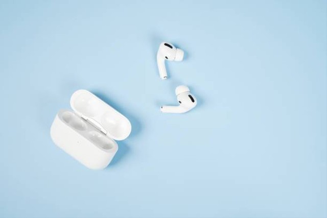 Ilustrasi Cara Cas Headset Bluetooth. Foto: Unsplash/Phira Phonruewiangphing.