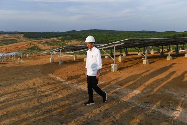 Presiden Joko Widodo meninjau panel surya saat ground breaking Pembangkit Listrik Tenaga Surya (PLTS) untuk Ibu Kota Negara (IKN) Nusantara di Penajam Paser Utara, Kalimantan Timur, Kamis (2/11/2023). Foto: Hafidz Mubarak A/ANTARA FOTO