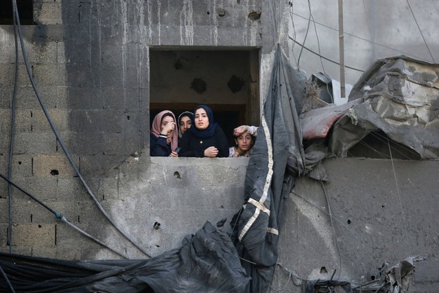 Warga Palestina melihat pencarian korban usai serangan Israel  di kamp pengungsi Jabalia di Jalur Gaza utara, Rabu (1/11/2023).  Foto: Bashar TALEB / AFP