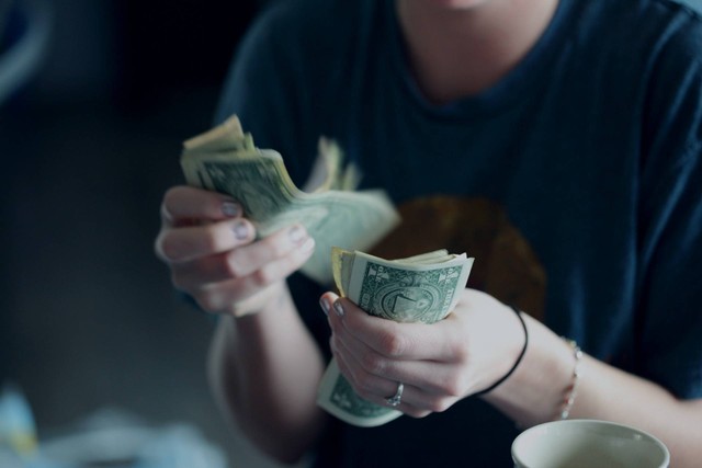 Ilustrasi menghitung uang pinjaman online legal. Foto: Pexels