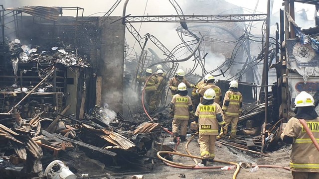 Kebakaran di toko bangunan yang berada di Haji Nawi, Jakarta Selatan, Jumat (3/11/2023).  Foto: Sudin Gulkarmat Jaksel