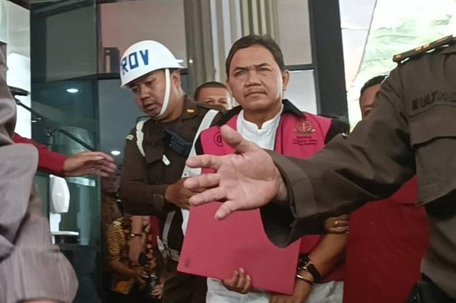 Anggota BPK Achsanul Qosasi mengenakan rompi tahanan usai menjalani pemeriksaan di Kejaksaan Agung, Jakarta, Jumat (3/11/2023).  Foto: Hedi/kumparan