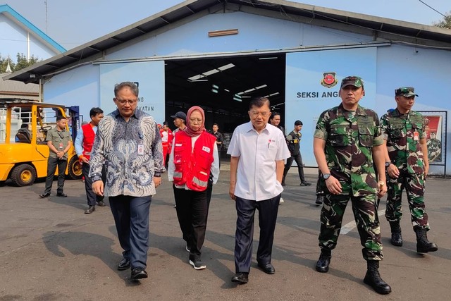 Ketua Umum Palang Merah Indonesia (PMI) Jusuf Kalla meninjau bantuan PMI yang akan dikirim ke Palestina di Base Ops, Halim Perdana Kusuma, Jumat (3/11/2023).  Foto: PMI