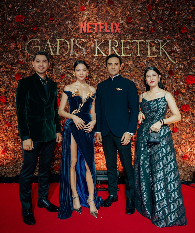 Arya Saloka, Putri Marino, Ario Bayu, dan Dian Sastro di gala premiere serial Gadis Kretek. Foto: Netflix Indonesia