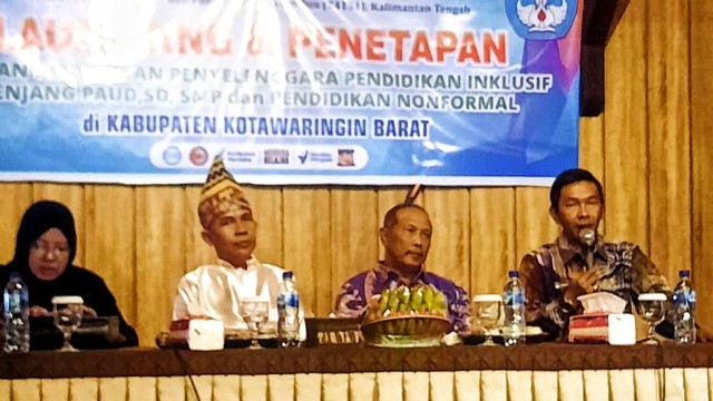 Kepala Bidang Pengelolaan SD Dikbud Kobar (kanan) M. Alamsyah saat memaparkan rencana implementasi pendidikan inklusif di Kobar pada Oktober lalu. Foto: Ist/InfoPBUN