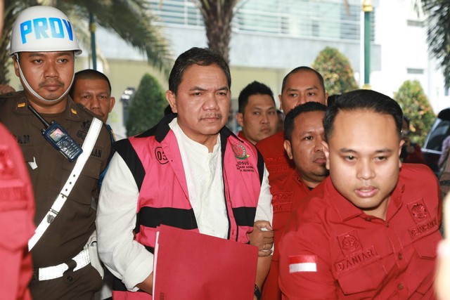 Anggota BPK Achsanul Qosasi mengenakan rompi tahanan usai menjalani pemeriksaan di Kejaksaan Agung, Jakarta, Jumat (3/11/2023). Foto: Kejagung