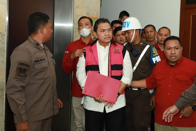 Anggota BPK Achsanul Qosasi digiring ke mobil tahanan di Kejagung, Jumat (3/11/2023). Dok: Kejagung