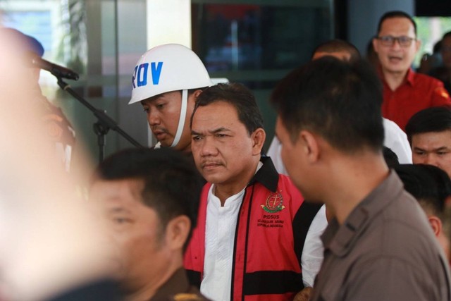 Anggota BPK Achsanul Qosasi mengenakan rompi tahanan usai menjalani pemeriksaan di Kejaksaan Agung, Jakarta, Jumat (3/11/2023). Foto: Kejagung