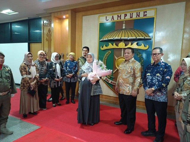 Wakil Gubernur Lampung masa bhakti 2019-2023, Chusnunia Chalim saat dilepas oleh Gubernur Lampung Arinal Djunaidi. | Foto : Galih Prihantoro/ Lampung Geh