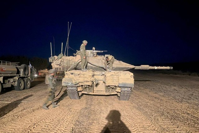 Pasukan Pertahanan Israel (IDF), berdiri di atas tank selama operasi darat di lokasi yang disebut sebagai Gaza, pada Rabu (1/11/2023). Foto: Israel Defense Forces/via REUTERS