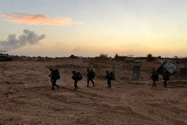 Pasukan Pertahanan Israel (IDF) selama operasi darat di lokasi yang disebut sebagai Gaza, pada Rabu (1/11/2023). Foto: Israel Defense Forces/via REUTERS