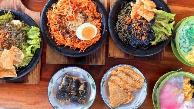 Beberapa menu pilihan Mie Bakar Cobek Kawitan, Kredit Foto : Annisa Fadhilah Rahma