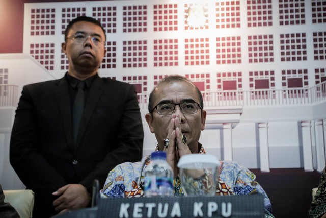 Ketua KPU Hasyim Asy'ari didampingi pimpinan KPU lainnya menyampaikan keterangan terkait penetapan Daftar Calon Tetap (DCT) Anggota DPR-RI dan DPD untuk Pemilu 2024 di KPU RI, Jakarta, Jumat (3/11/2023). Foto: Jamal Ramadhan/kumparan