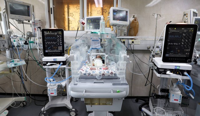 Bayi menjalani perawatan di dalam inkubator di bangsal bersalin Rumah Sakit Shifa, Gaza, pada 22 Oktober 2023. Foto: Mohammed Al-Masri/REUTERS