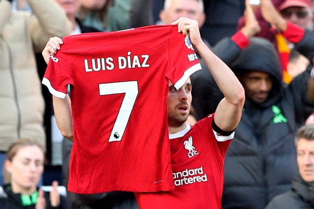 Selebrasi pemain Liverpool Diogo Jota mengangkat kaus untuk mendukung Luis Diaz saat merayakan gol pada pertandingan melawan Nottingham Forest di Anfield, Liverpool, Inggris. Foto: Scott Heppell/REUTERS