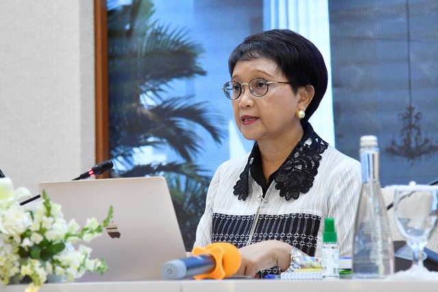 Menlu Retno Marsudi memberikan keterangan pers di Kantor Kemlu, Jakarta, Jumat (3/11/2023). Foto: Kemlu RI