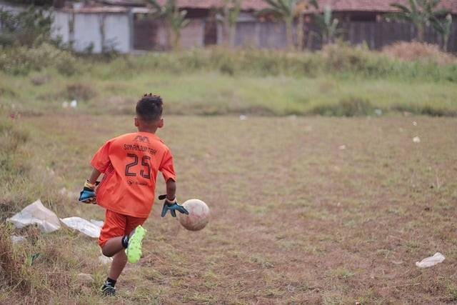 Ilustrasi teknik-teknik menendang bola dalam permainan sepak bola. Foto: Pixabay.