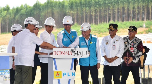 Presiden Jokowi Groundbreaking Pembangunan PLTS PLN 50 MW di IKN Nusantara. Foto: dok. PLN