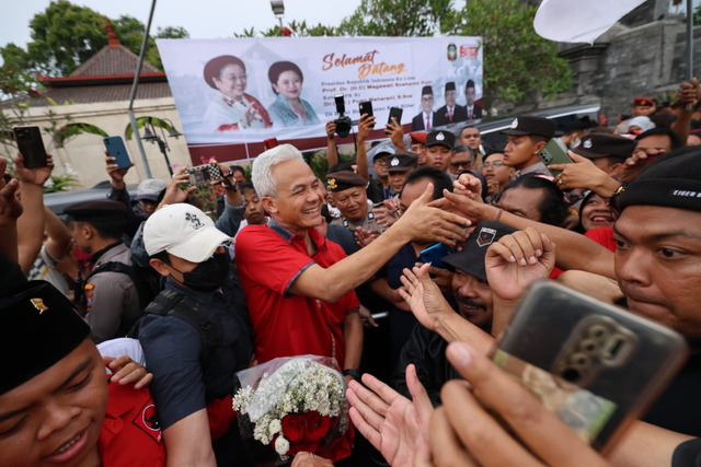 Bacapres Ganjar Pranowo saat berziarah ke makam Soekarno, di Blitar, Jawa Timur, Jumat (3/11/2023). Foto: Dok. Istimewa