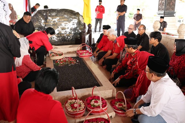 Pasangan bakal calon presiden dan wakil presiden, Ganjar Pranowo-Mahfud MD berziarah ke makam proklamator Soekarno di Blitar, Jawa Timur, Jumat (3/11/2023). Foto: Dok. PDIP