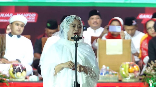 Puan Maharani di acara Doa Keselamatan untuk Bangsa bersama Ganjar Pranowo dan Mahfud MD, di Stadion Gelora Joko Samudro, Gresik, Jawa Timur, Jumat (3/11/2023). Foto: Youtube/CITA ENTERTAINMENT