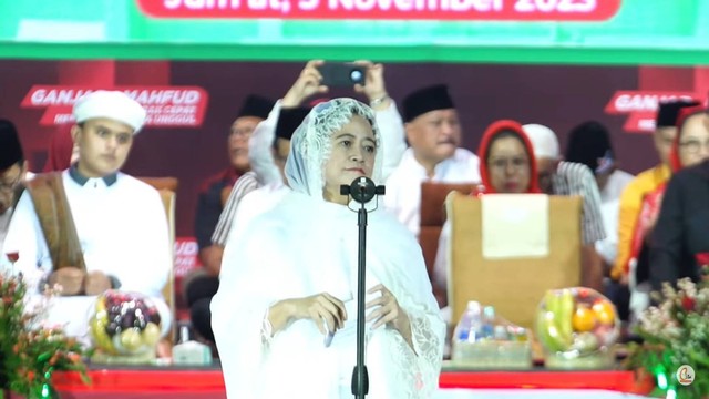 Puan Maharani di acara Doa Keselamatan untuk Bangsa bersama Ganjar Pranowo dan Mahfud MD, di Stadion Gelora Joko Samudro, Gresik, Jawa Timur, Jumat (3/11/2023). Foto: Youtube/CITA ENTERTAINMENT