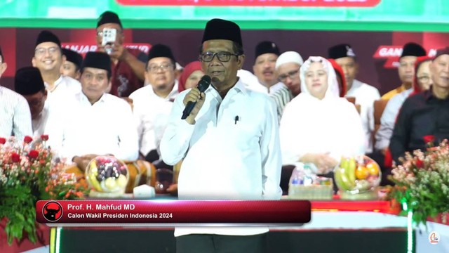 Cawapres Mahfud MD di acara Doa Keselamatan untuk Bangsa bersama Ganjar Pranowo dan Mahfud MD, di Stadion Gelora Joko Samudro, Gresik, Jawa Timur, Jumat (3/11/2023). Foto: Youtube/CITA ENTERTAINMENT