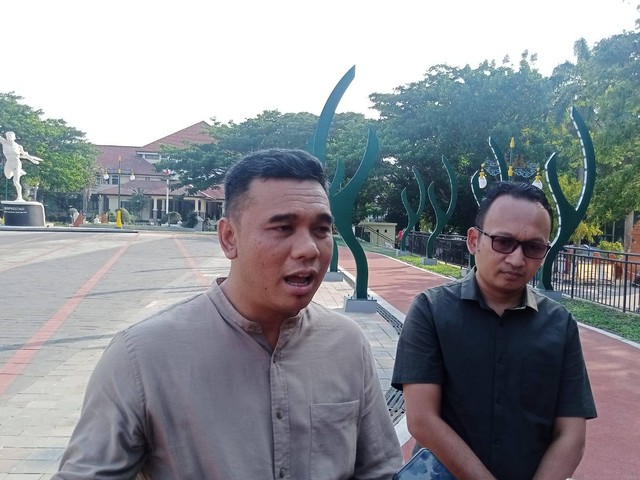 Anggota DPRD Provinsi Jawa Barat, Bambang Mujiarto, menyebut Taman Patarakasa adalah icon baru yang dimiliki Kabupaten Cirebon saat melakukan peninjauan proyek taman tersebut didampingi Kabid Kebersihan dan Pertamanan Dinas Lingkungan Hidup (DLH) Kabupaten Cirebon, Agus Muklis. Foto: Tarjoni/Ciremaitoday