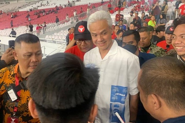 Bacapres Ganjar Pranowo tiba di Stadion GBK untuk saksikan Final Liga Kampung, Jumat (3/11/2023). Foto: Paulina Herasmaranindar/kumparan