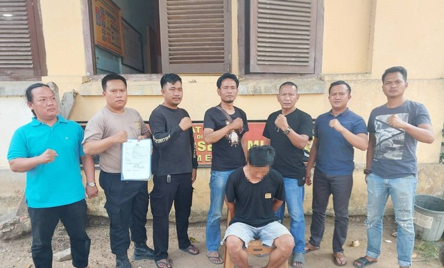 Pelaku penggelapan diamankan. | Foto: Dok Polres Tulang Bawang