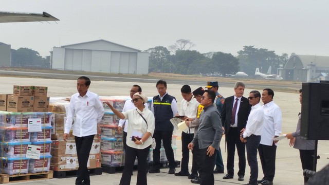 Presiden Jokowi melepas bantuan kemanusiaan ke Palestina di Lanud Halim Perdanakusuma, Jakarta, Sabtu (4/11). Foto: Jonathan Devin/kumparan