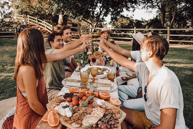Ilustrasi Cara Mengambil Hati Orang Ekstrovert. Foto: dok. Unsplash/Nicole Herrero