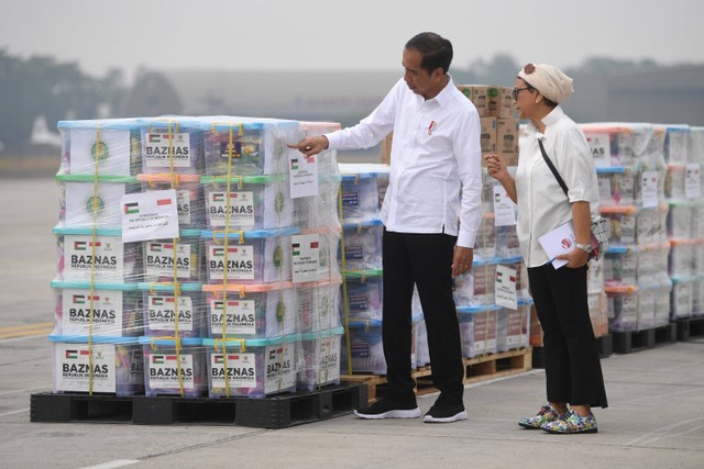 Presiden Joko Widodo (kiri) meninjau bantuan untuk Palestina didampingi Menlu Retno Marsudi (kanan) di Pangkalan Udara TNI AU Halim Perdana Kusuma, Jakarta, Sabtu (4/11/2023). Foto: Akbar Nugroho Gumay/Antara Foto