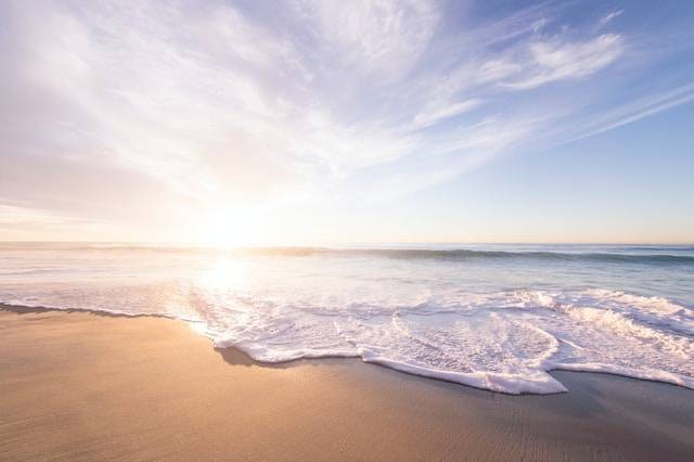 Ilustrasi Pantai Batu Bolong. Sumber: Unsplash/ frank mckenna.