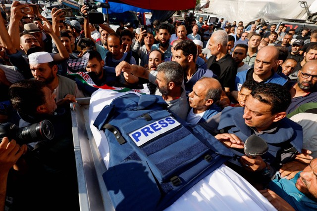 Para pelayat menghadiri pemakaman jurnalis Palestina Mohammed Abu Hattab, yang tewas dalam serangan Israel, di Khan Younis di selatan Jalur Gaza,Jumat (3/11/2023). Foto: Mohammed Salem/Reuters