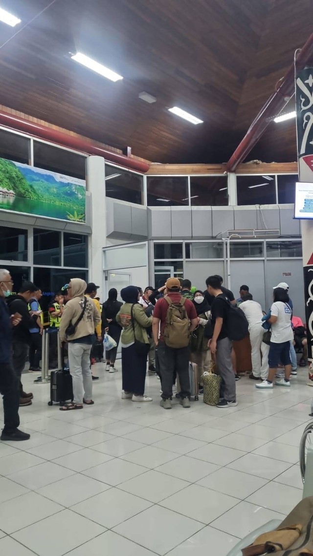 Penerbangan pesawat Garuda tujuan Ambon-Jakarta mengalami delay, penumpang protes ke petugas. Foto: Dok. Istimewa